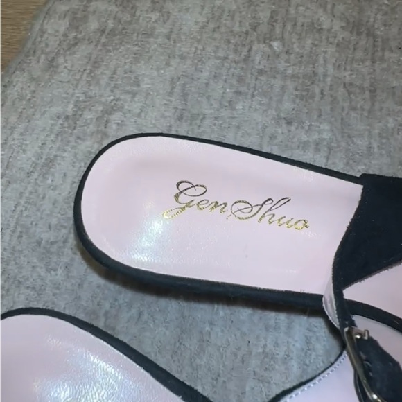 Black Slingback Pointed-Toe Kitten Heel Pumps - Picture 3 of 4